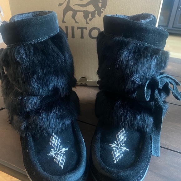 manitobah mukluks Shoes - Manitobah mukluks non slip half wrap black size 7 boots